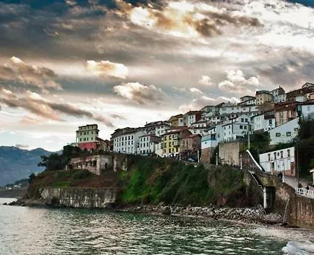 The Old Palace Tower / La Torre Del Palacion *