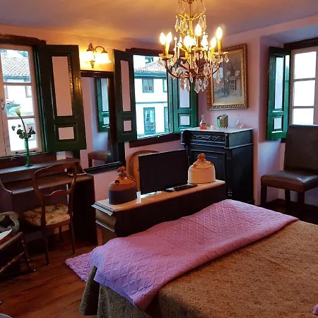 The Old Palace Tower / La Torre Del Palacion *